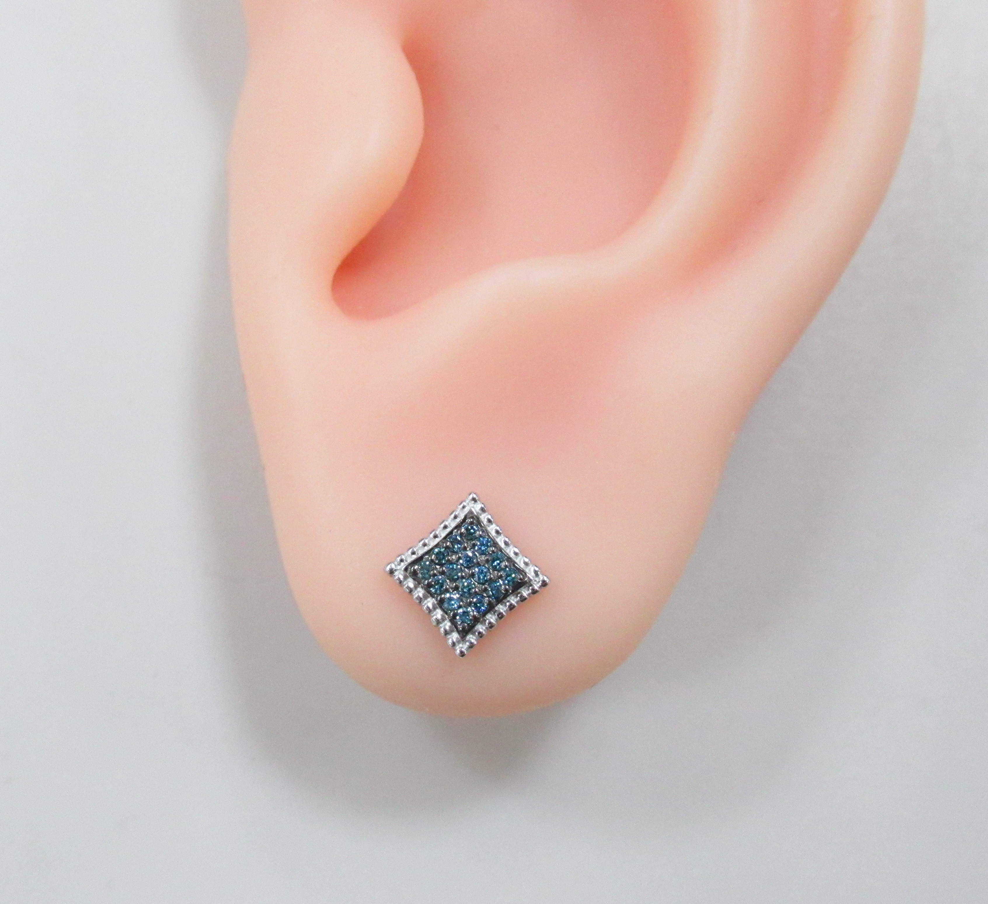 Серьги-пусеты из белого золота с голубыми бриллиантами